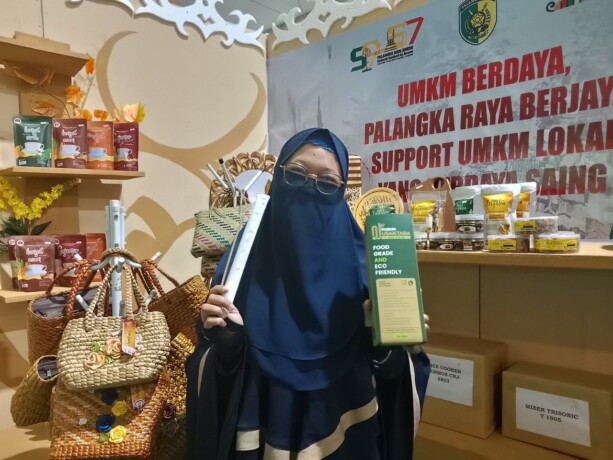 RAMAH LINGKUNGAN: Eni Susiati memperlihatkan produk sedotan dari tanaman purun pada acara Palangka Raya Fair, Kamis (11/7/2024).