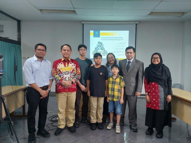 PENGUJI: Pj Bupati Barsel Dr H Deddy Winarwan (dua dari kiri) ketika menjadi penguji ujian akhir di UGM, Senin (8/7/2024).