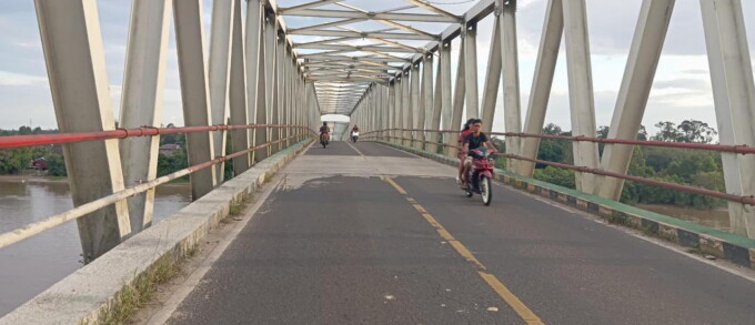 SEGERA DIPERBAIKI: Kondisi Jembatan Sei Katingan, Jumat (11/7). Perbaikan jembatan akan dimulai besok atau Minggu (14/7/2024).