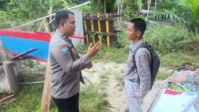 IMBAUAN: Bhabinkamtibmas Polsek Katingan Tengah saat menyambangi warga di desa binaannya, Minggu (14/7/2024).