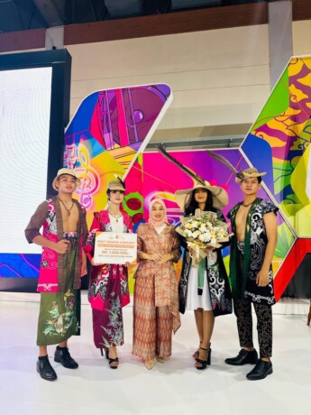 MEMBANGGAKAN: Batik Piring Malawen dari Barsel meraih penghargaan pada fashion show Wastra Nusantara Apkasi Otonomi Expo 2024 yang digelar 10-12 Juli 2024.