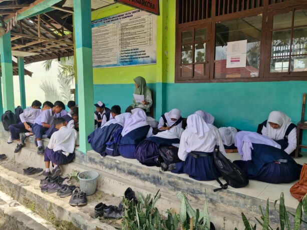 APA ADANYA: Pelajar SMPN 3 Cempaga, Kecamatan Cempaga Hulu belajar di teras sekolah karena keterbatasan ruang kelas, Rabu (17/7/2024).