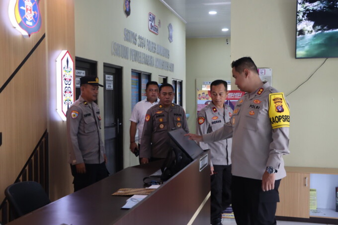 PENGECEKAN: Kapolres Gumas AKBP Theodorus Priyo Santosa, S.I.K mengecek tempat pelayanan yang ada di mapolres.