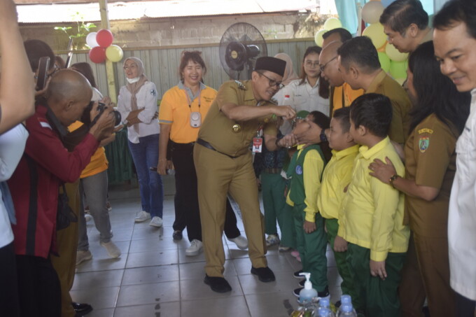 LANGSUNG: Pj Bupati Bartim, Indra Gunawan, secara langsung memberikan vaksinasi polio pada anak, kemarin.