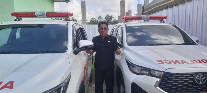 APRESIASI:  Ketua DPRD Kobar Rusdi Gozali ketika melihat kondisi  ambulance yang baru diserahkan Pemkab kepada Puskemas, Selasa (23/7/2024).