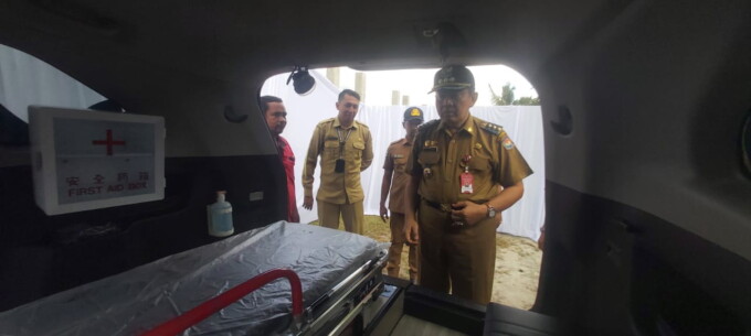 PENYERAHAN: Pj Bupati Kobar Budi Santosa ketika menyerahkan mobil ambulance kepada Puskesmas, Selasa (23/7/2024).
