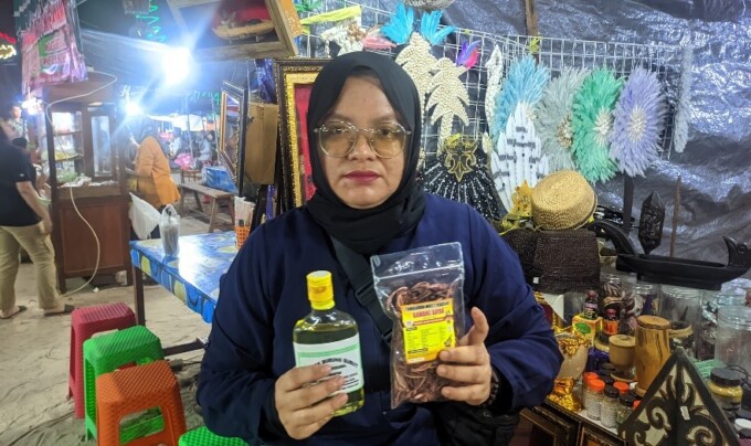 PRODUK LOKAL: Emi Yustani memperlihatkan produk herbal pada Lewu Palangka Festival 2024, Rabu (17/7/2024).