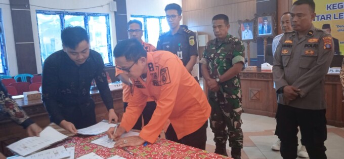 KOMITMEN : Pj Bupati Bartim, Indra Gunawan, dalam penandatanganan komitmen penyelenggaraan penanggulangan bencana pascabencana, kemarin.