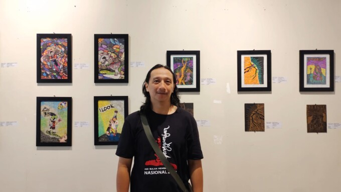 KARYA SENI: Beiny Harsono berfoto depat hasil karya tangannya di UPT Taman Budaya, Kota Palangka Raya, Jumat malam (26/7/2024).