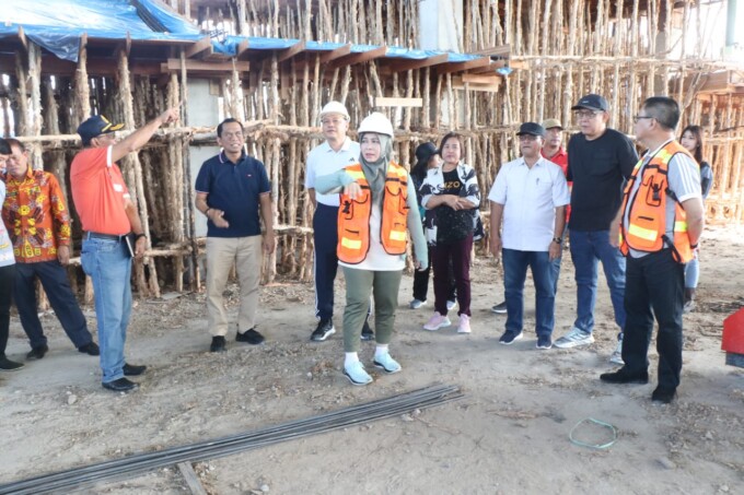 CEK PROYEK: Pj Bupati Pulang Pisau Hj Nunu Andriani melakukan pengecekan pelaksanaan pembangunan di dalam kota Pulang Pisau, Jumat (17/7/2024).