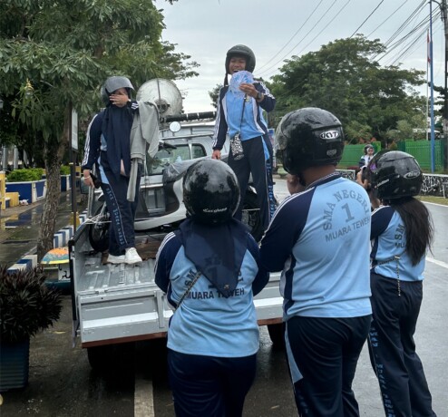 HADIAH : Para siswa SMA Negeri 1 Muara Teweh berfoto sambil memamerkan kupon dengan hadiah utama Jalan Sehat