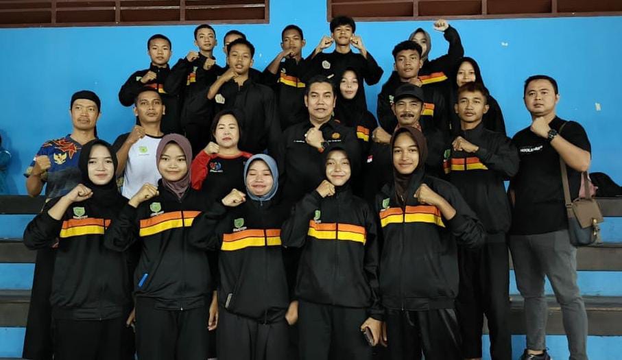 SEMANGAT KEBERSAMAAN: Ketua IPSI Kabupaten Pulang Pisau H Ahmad Jayadikarta bersama para atlet pencak silat Kabupaten Pulang Pisau yang berlaga dalam ajang Ajang Selekda Pra-Popnas Tingkat Provinsi Kalteng belum belum lama tadi.
