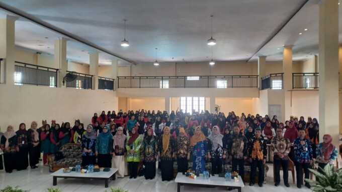 FOTO BERSAMA: Ketua TP-PKK Kabupaten Kotim, Hj Kahiriah Halikonnor foto bersama dengan para kader Posyandu usai membuka Jambore Kader Posyandu Tingkat Kabupaten Kotim di Gedung Pertemuan CFC Jalan HM Arsyad Sampit, Kamis (25/7/2024).