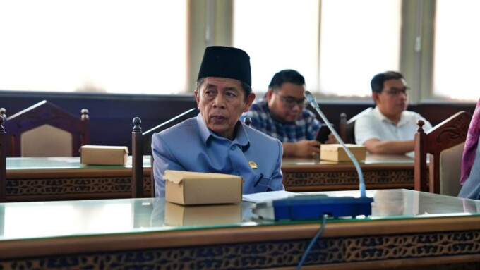 HADIRI: Anggota DPRD Kalteng, Ir Muhajirin saat menghadiri Rapat Gabungan Komisi DPRD dengan Tim Pemprov di ruang rapat gabungan DPRD Kalteng, baru-baru ini.
