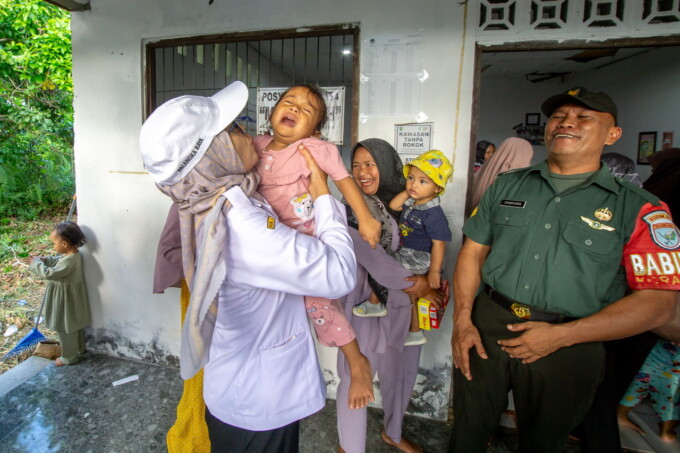 INTERAKSI: Pj Wali Kota Palangka Raya, Hera Nugrahayu saat meninjau Posyandu Pelita Hati di Jalan Karanggan, Rabu (3/7/2024).