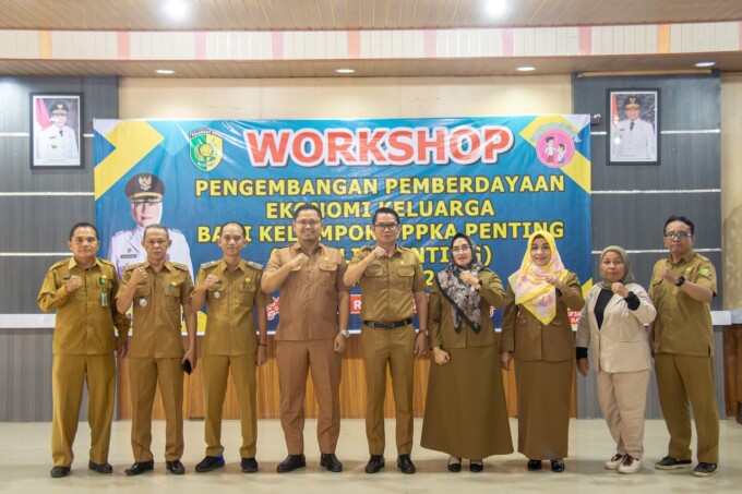 FOTO BERSAMA: Pj Wali Kota Palangka Raya, Hera Nugrahayu yang diwakili Plt Asisten Administrasi Umum Setda Kota Palangka Raya, Alman P Pakpahan foto bersama usai membuka Workshop pemberdayaan ekonomi keluarga, di Rujab Wali Kota Palangka Raya, Senin (22/7
