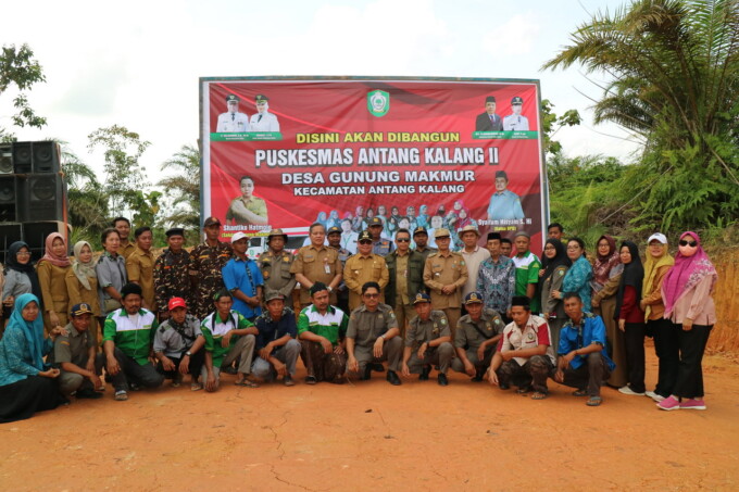 KUNJUNGAN: Bupati Kotim, Halikinnor saat mengunjungi tanah hibah dari Desa Gunung Makmur untuk proyek Puskesmas Antang Kalang II, Selasa (16/7/2024).