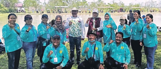 MERIAH: Pj Wali Kota Palangka Raya, Dr. Hera Nugrahayu, M.Si., dan Kepala Dinas Perikanan, Ir. Indriarti Ritadewi, M.AB, bersama panitia lomba mancing ikan patin di Kolam Pemancingan Datu Mangku, Minggu (14/7).
