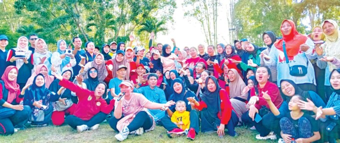 KEBERSAMAAN : Kadiskop dan UKM Kalteng Hj Norhani foto bersama pelaku UMKM saat kegiatan senam bersama di halaman Kantor Diskop dan UKM Kalteng, Jumat (28/6).