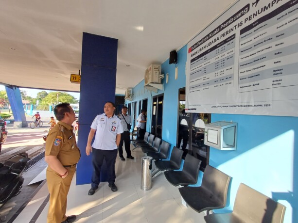 KUNJUNGAN : Pj Bupati Gunung Mas (Gumas), Herson B. Aden, ketika berkunjung di Bandara Kuala Kurun, Senin (15/7/2024).