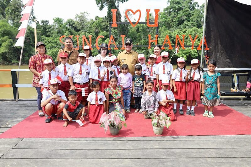 FOTO BERSAMA: Bupati Kabupaten Kotim, H Halikinnor foto bersama dengan anak-anak SD di desa Sungai Hanya saat melakukan kunjungan kerja, belum lama ini.