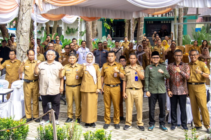FOTO BERSAMA: Pj Wali Kota Palangka Raya, Dr Hera Nugrahayu berfoto bersama forum perangkat daerah untuk menyusun RPJMD Kota Palangka Raya periode 2025-2029 , di Eltipark, Selasa (30/7/2024).