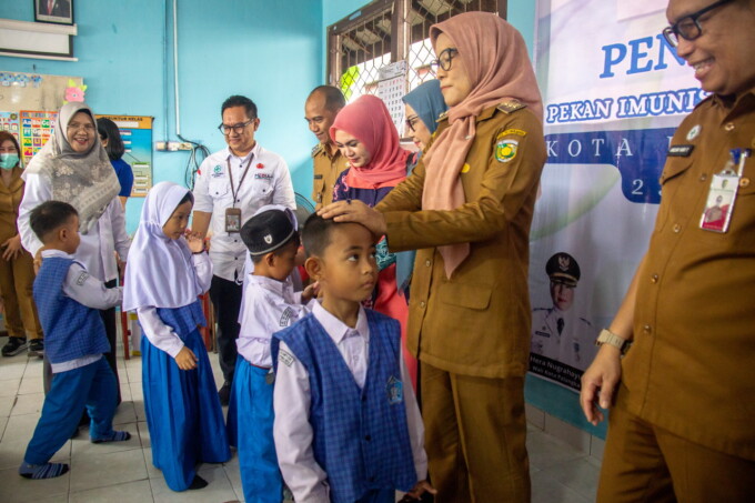 IMUNISASI: Pj Wali Kota Palangka Raya, Hera Nugrahayu menghadiri imunisasi polio di MI Islamiyah, baru-baru ini.