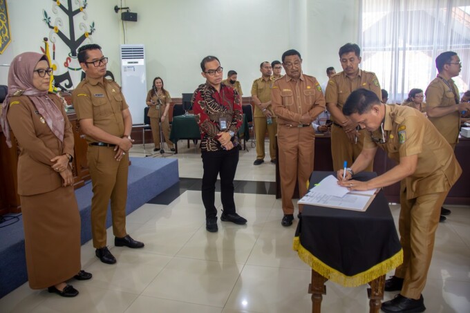 MENYAKSIKAN: Pj Wali Kota Palangka Raya, Dr Hera Nugrahayu menyaksikan 15 PD menandatangani kerja sama dengan PT Bank Mandiri (Persero) Tbk Cabang Palangka Raya, di ruang rapat Peteng Karuhei II Kantor Wali Kota Palangka Raya, Senin, (22/7/2024).