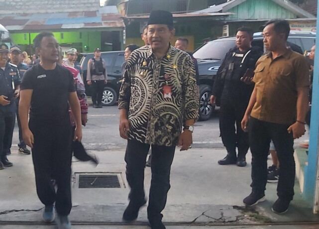 DAMPINGI GUBERNUR : Pj Bupati Kobar Budi Santosa ketika mendampingi Gubernur Kalteng Sugianto Sabran ketika mengunjungi Pelabuhan Panglima Utar Kumai, beberapa waktu lalu.