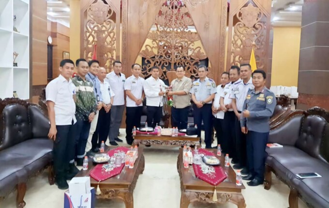 AUDIENSI: Asisten II Bidang Perekonomian dan Pembangunan, Alang Arianto dan Plt Dishub Kotim, Rody Kamislam saat melakukan audiensi dengan maskapai Nam Air, Rabu (23/7/2024).