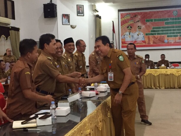 BERSALAMAN: Sekda Kotim, Fajrurrahman saat bersalaman dengan sejumlah ketua OPD usai Rakordalev Kegiatan Pembangunan Daerah Triwulan II Kabupaten Kotim Tahun 2024, Senin (29/7/2024).
