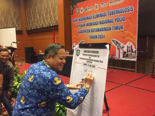 KOMITMEN BERSAMA: Kadinkes Kotim, Umar Kaderi menandatangani komitmen bersama penanggulangan TBC, Rabu (17/7/2024).