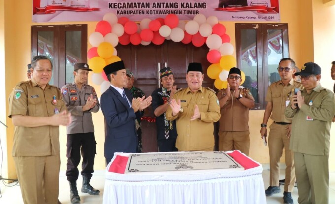PENANDATANGANAN: Bupati Kotim H Halikinnor usai melakukan penandatanganan prasasti sebagai tanda diresmikannya Kantor Kecamatan Antang Kalang yang baru, Selasa (16/7/2024).