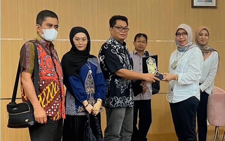 KUNKER: Anggota DPRD Kalteng, Rizky Amalia Darwan Ali (hijab hitam) bersama anggota DPRD Kalteng lainnya saat melaksanakan kunjungan kerja ke Kementerian PUPR di Jakarta, beberapa waktu lalu.