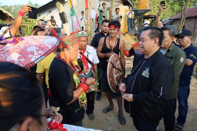 BERBINCANG: Bupati Kotim, H Halikinnor berbincang dengan tokoh adat di wilayah utara saat melakukan kunjungan kerja, belum lama ini.
