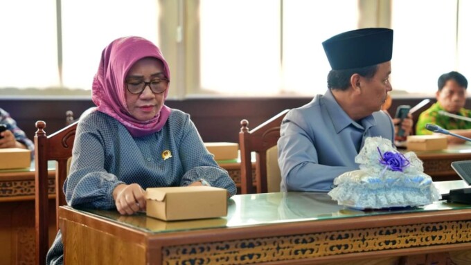 RAPAT GABUNGAN: Anggota DPRD Kalteng, Hj Siti Nafsiah saat Rapat Gabungan Komisi DPRD dengan Tim Pemprov, di ruang rapat gabungan DPRD Kalteng, baru-baru ini.