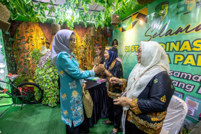 MENGUNJUNGI: Pj Wali Kota Palangka Raya Hera Nugrahayu mengunjungi stand DLH Kota Palangka Raya di Palangka Raya Fair 2024, Selasa (10/7/2024).
