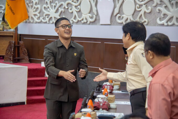 RAPAT PARIPURNA: Anggota DPRD Kalteng, Bryan Iskandar usai membacakan pandangan umum fraksi pada Rapat Paripurna ke-8 Masa Persidangan II Tahun Sidang 2024 DPRD Kalteng, Senin (15/7/2024).