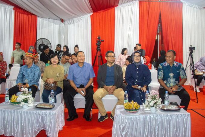 FESTIVAL: Pj Wali Kota Palangka Raya, Hera Nugrahayu turut hadir pada Festival Lewu Palangka, di halaman Stadion Tuah Pahoe, Rabu malam (17/7/2024).