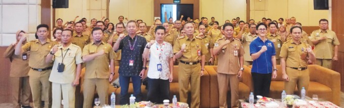KEBERSAMAAN : Pihak TDI dan Staf Ahli Gubernur Bidang Ekonomi dan Pembangunan Yuas Elko foto bersama peserta bimtek penerapan katalog elektronik barang/jasa pemerintah, Selasa (23/7).
