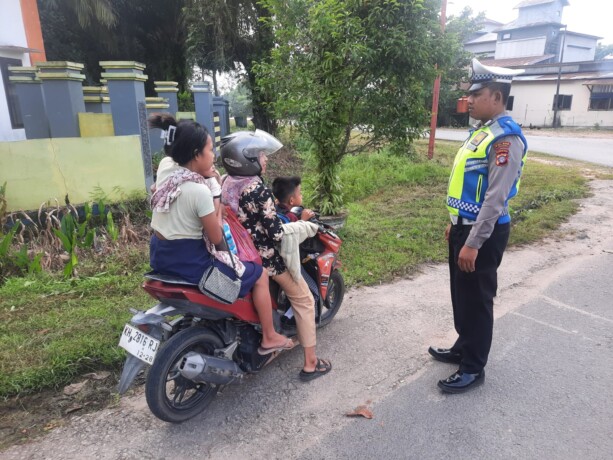 TEGURAN: Polantas menegur pengendara yang tidak taat saat berkendara.