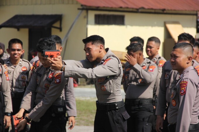 LATIHAN:Anggota Ditsamapta Polda Kalteng berlatih menggunakan senjata pengurai massa model pistol.