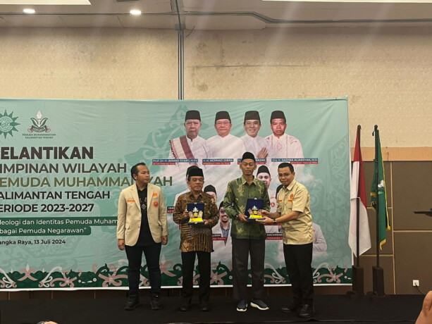 MENERIMA: Wakil Ketua I DPRD Kalteng, H Abdul Razak menerima cendera mata dari PWPM Kalteng saat menghadiri acara pelantikan, beberapa waktu yang lalu.