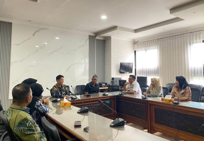 Ketua Komisi I DPRD Kapuas, Lawin beserta anggota komisi I menggelar pertemuan dengan Kepala Sub Bagian Kajian Perundang-Undangan Sekretariat DPRD Kalsel, Khuswadi Rohman, pada kunjungan di DPRD Kalsel, Kamis (11/7/2024).