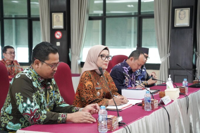 EVALUASI: Pj Wali Kota Palangka Raya, Dr Hera Nugrahayu telah melaporkan hasil kinerja di periode ketiga, di Jakarta, Kamis (11/7/2024).