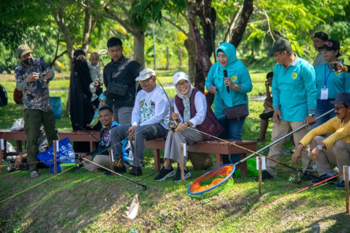 MEMANCING: Pj Wali Kota Palangka Raya, Hera Nugrahayu mendapatkan ikan usai membuka lomba Mancing Ikan Patin Piala Wali Kota 2024 di Kolam Pemancingan Datu Mangku, di Kereng Bangkirai, Minggu (14/7/2024).