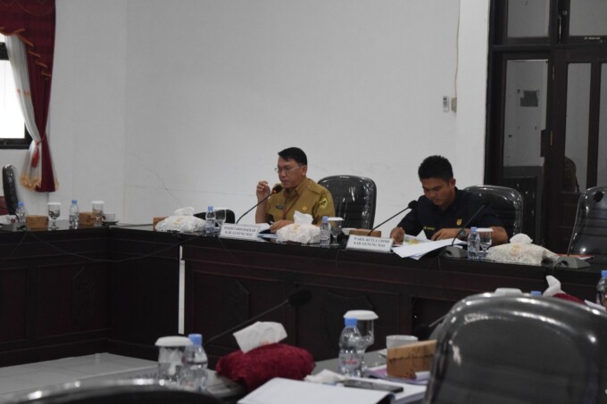 PENYAMPAIAN: Sekda Gumas, Richard FL menyampaikan pendapat terkait RPJPD di gedung dewan setempat, Senin (15/7/2024).