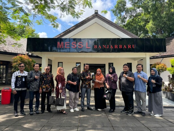 KUNJUNGAN: Ketua Komisi II DPRD Kapuas, H Ahmad Baihaqi didampingi anggota Komisi II DPRD Kabupaten Kapuas menyerahkan plakat saat kunjungan di Banjarbaru.