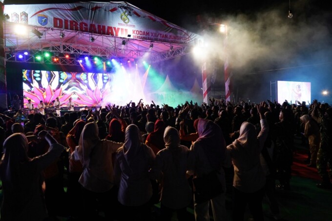 SYUKURAN : Pangdam XII/Tpr Mayjen TNI Iwan Setiawan bersama Wakil Gubernur Kalteng Edy Pratowo didampingi Danrem 102/Pjg Brigjen TNI Iwan Rosandriyanto serta sejumlah pejabat dan undangan menghadiri syukuran dan ramah tamah HUT ke-66 Kodam XII/Tpr di Lapa