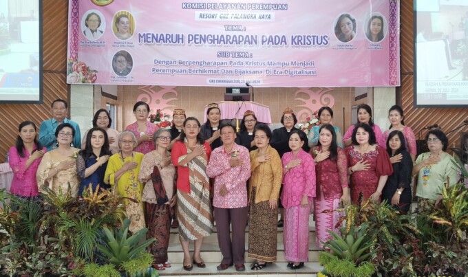 HARI PEREMPUAN GKE : Ketua KPPer Nopelita R Usup, bersama Wakil Ketua I Resort GKE Palangka Raya  Holdrich Nahason, Ketua SPPer Ewanggelion Yuliati Eka Asi serta Pendeta, Pengurus dan juga Pembina KPPer serta Ketua-ketua SPPer di GKE Resort Palangkaraya,